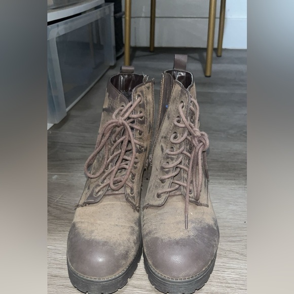 Woman’s brown heeled combat boots- size 7.5 - Picture 8 of 8